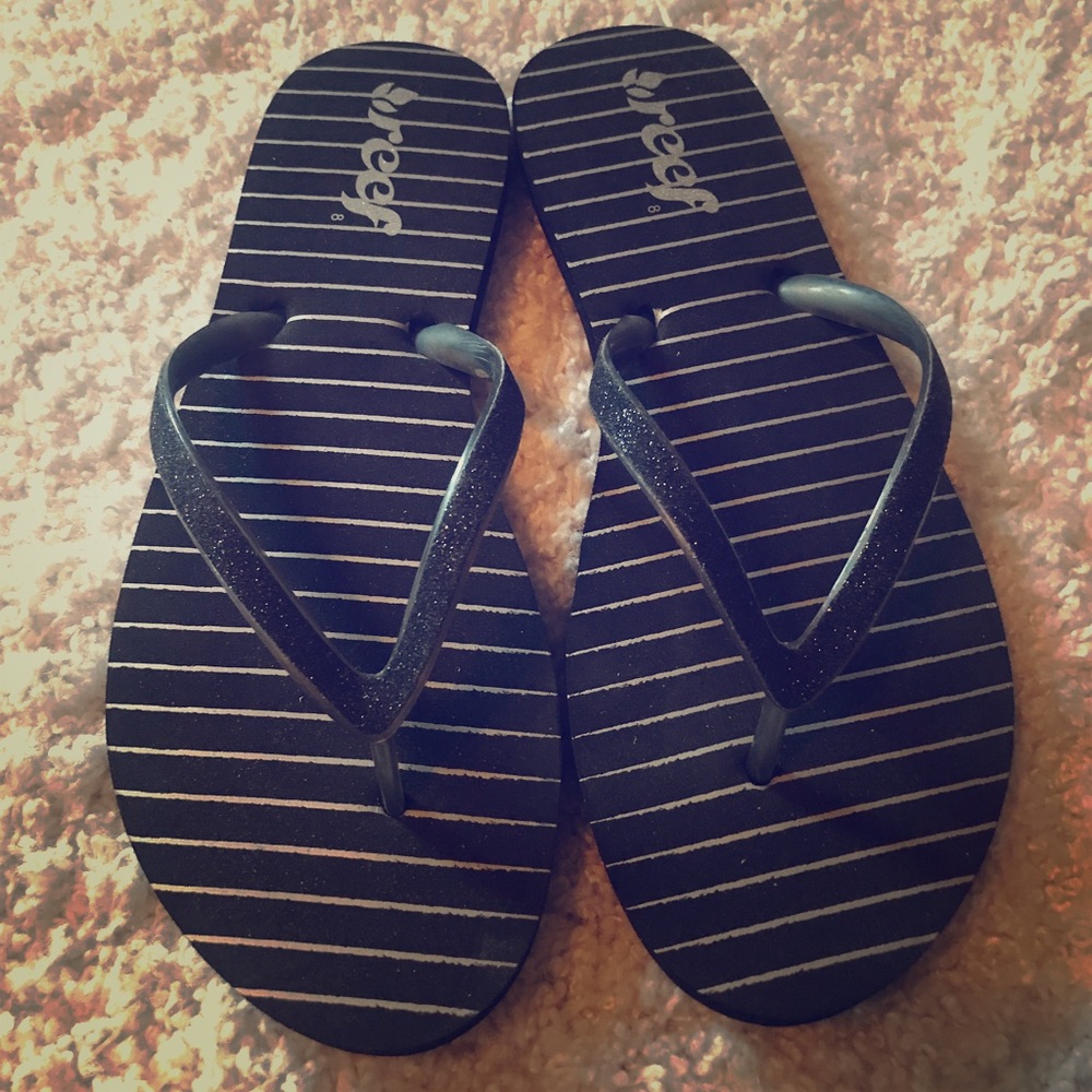 Reef Buckle Flip Flops - SUPER CUTE! Size 8M New!